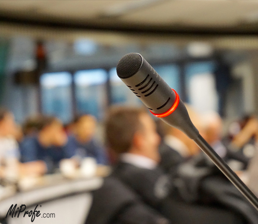 ¿Cómo crear una buena presentación en público? A pesar de que hablar frente a una audiencia puede ser un privilegio, a muchas personas esta experiencia les resulta muy aterradora y es que hablar en público es considerado como uno de los mayores temores que posee el ser humano, ¡en algunos casos superando el miedo a la muerte! Si te encuentras entres quienes los nervios y la ansiedad los domina a la hora de realizar una presentación, conferencia o seminario, te invitamos a leer nuestros 18 tips para crear una buena presentación en público. neuro oratoria